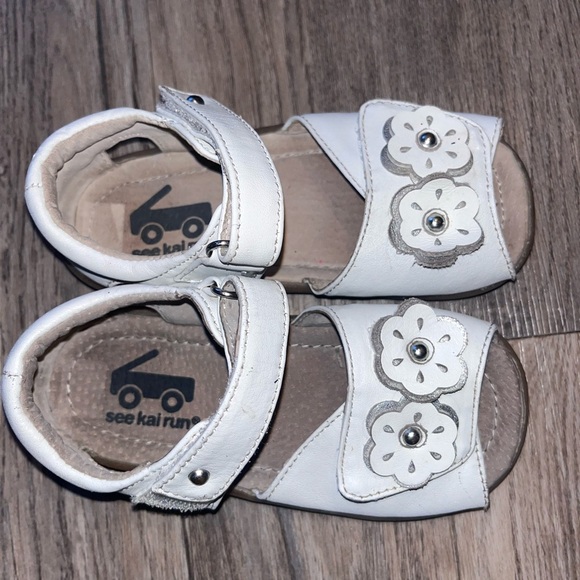 See Kai Run White Sandals with Floral Design - Picture 2 of 3